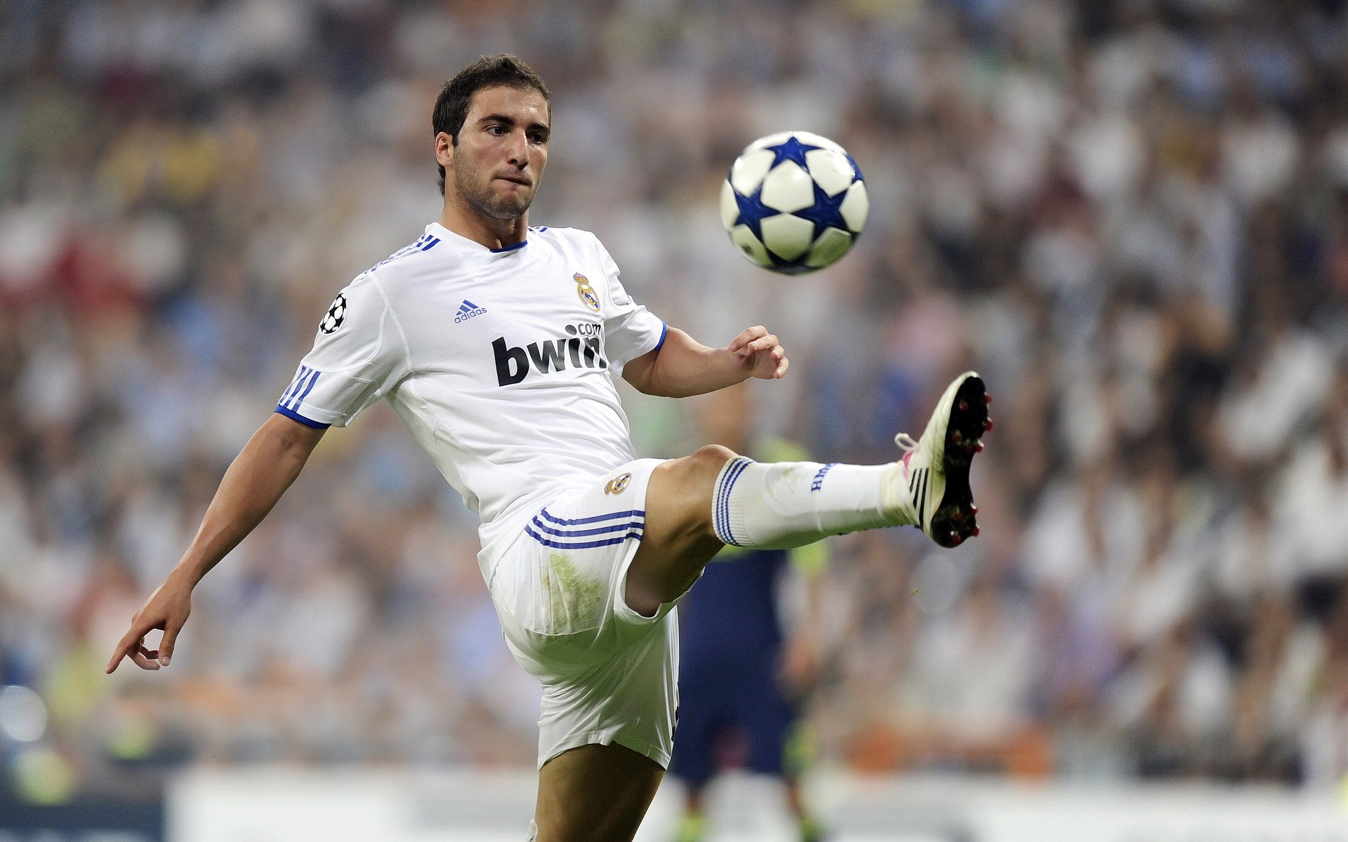 拜仁锋线跑动灵活形成层层攻势,拜仁战术风格打法