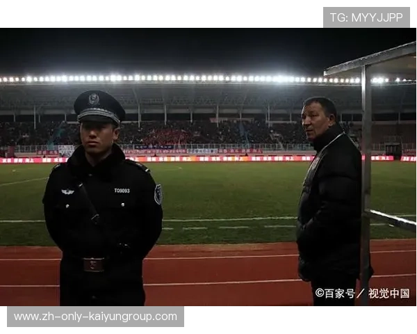 主帅怒踢水瓶被罚上看台！场边表情火爆